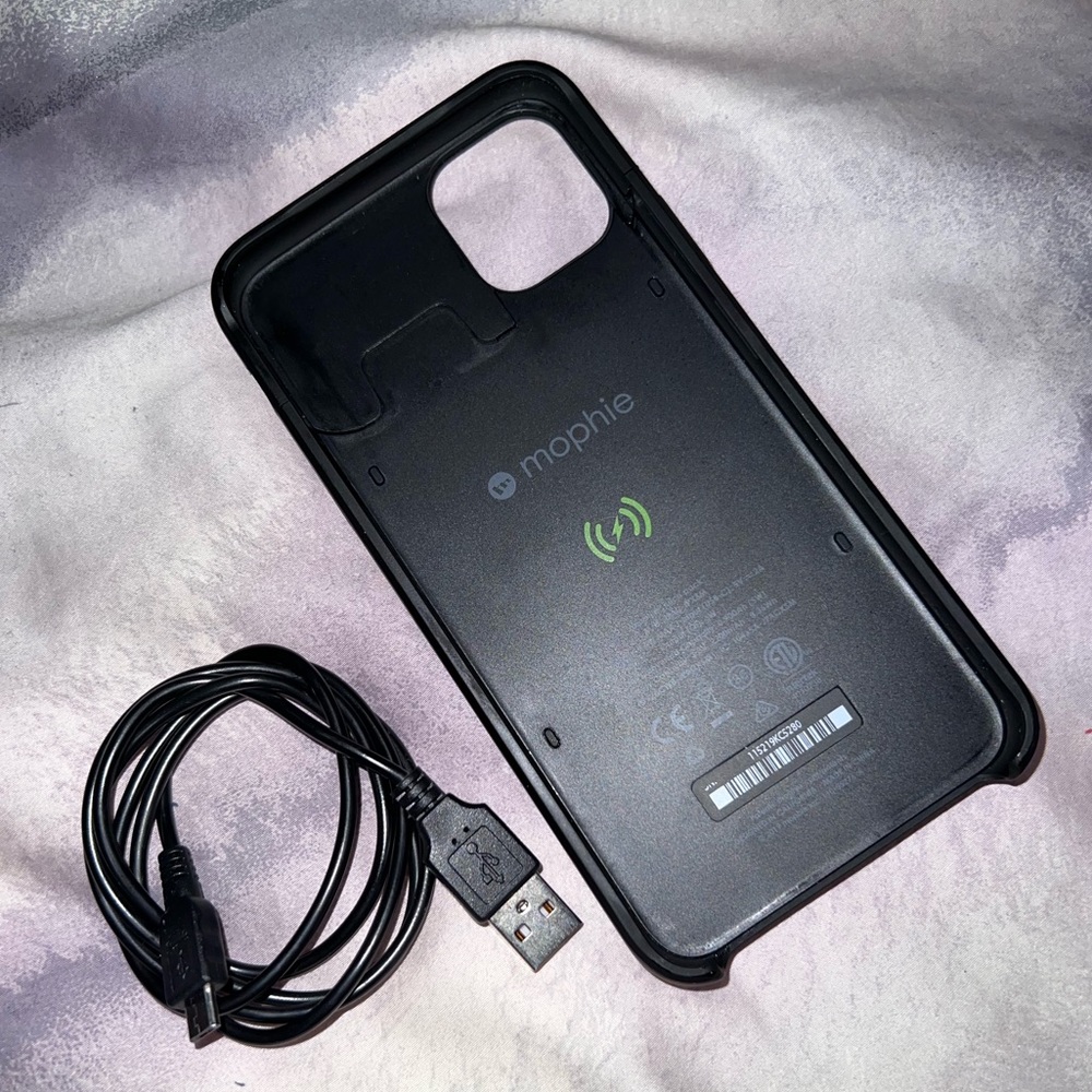 BLACK MOPHIE IPHONE 11 PRO MAX CHARGING CASE